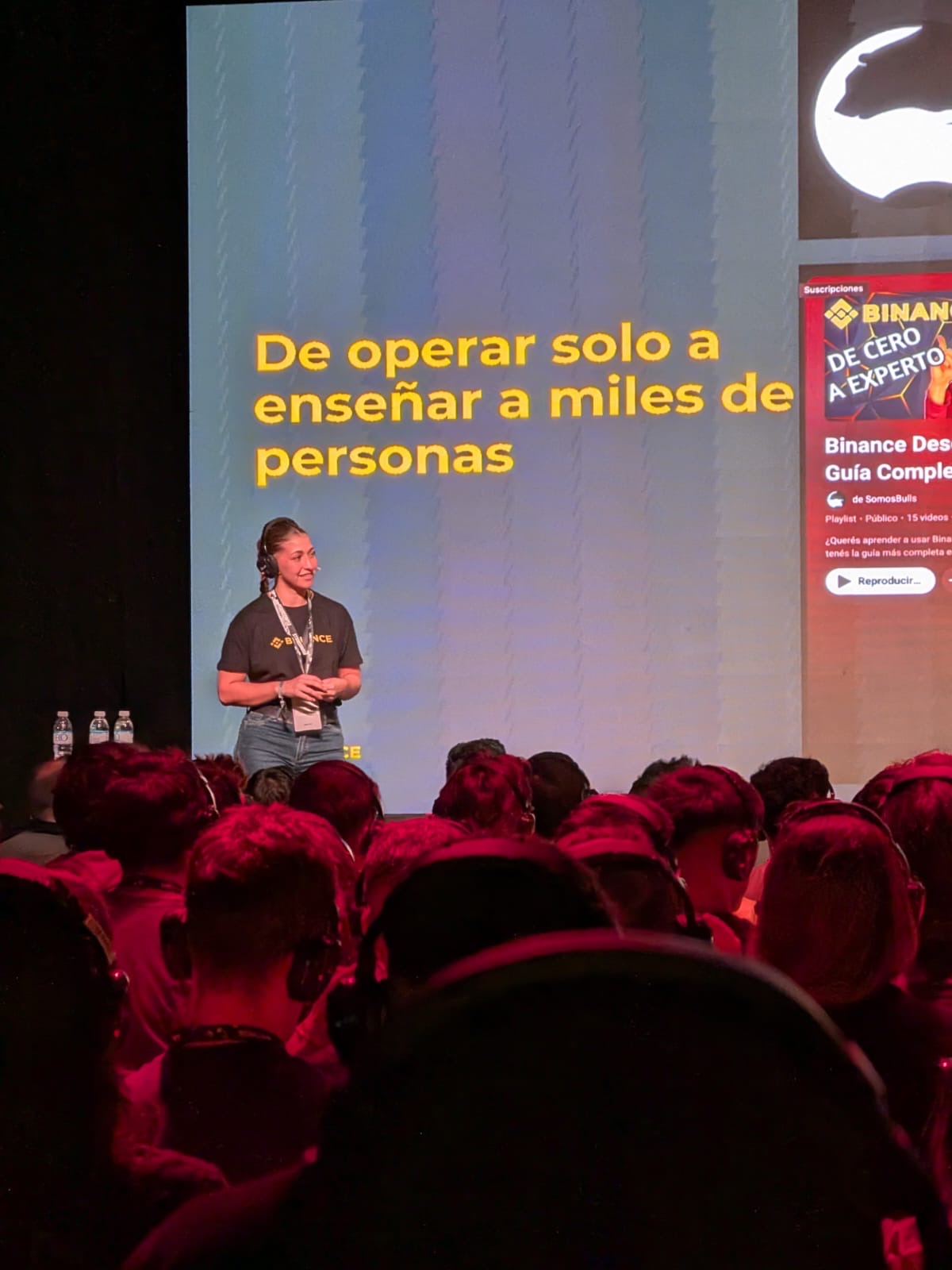 Noelia dando una charla
